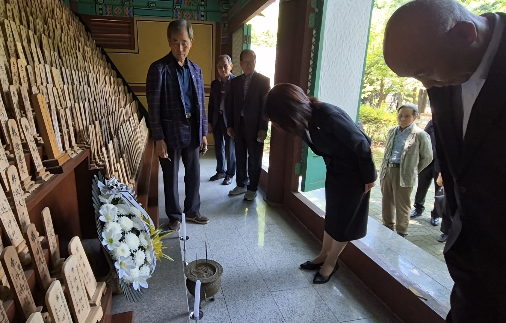 Hiroshima Vice Gov. Mika Yokota, center, bows her head in tribute at the Korean atomic bomb victims’ memorial altar at the Hapcheon Atomic Bomb Victims Welfare Center in Hapcheon, South Gyeongsang on July 12. [JOONGANG ILBO]