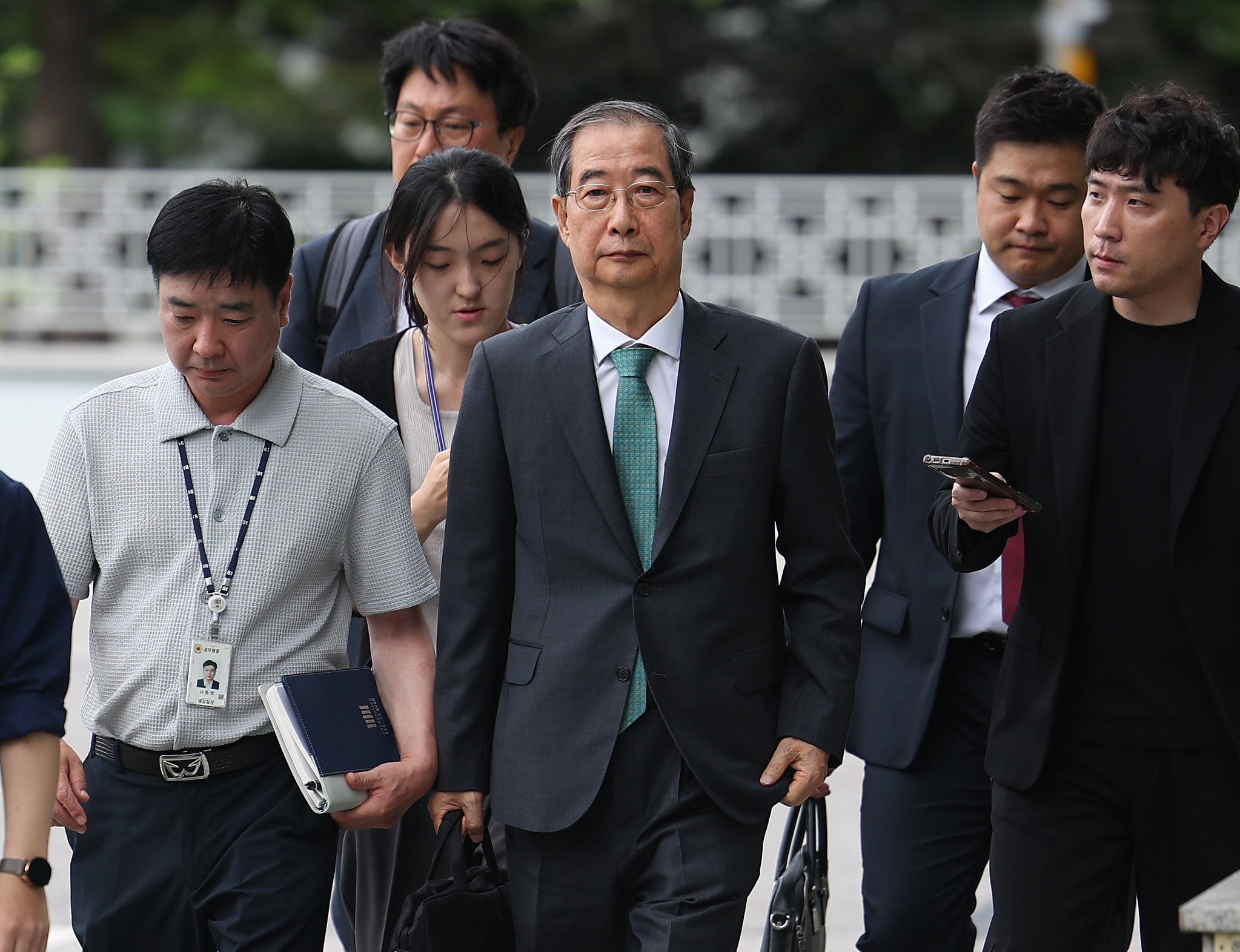 Former Prime Minister Han Duck-soo heads to the Seoul High Prosecutors’ Office in Seocho District, southern Seoul, on July 2 to appear for questioning by the special counsel investigating the martial law case. [YONHAP]