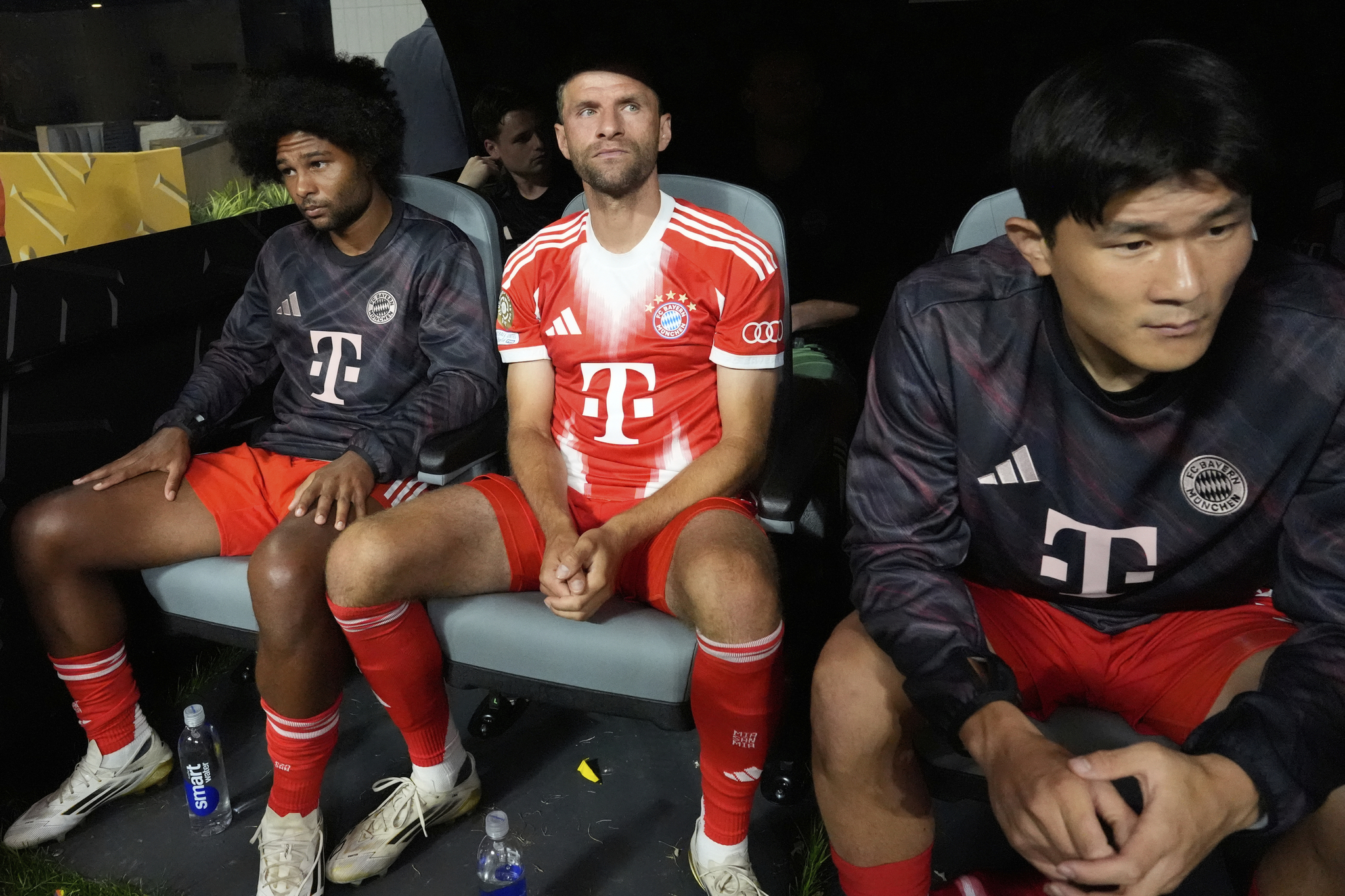 Bayern Munich's Serge Gnabry, from left, Thomas Muller, and Kim Min-jae sit on the bench during the Club World Cup quarterfinal soccer match between PSG and Bayern Munich in Atlanta, Saturday, July 5, 2025. [AP/YONHAP]