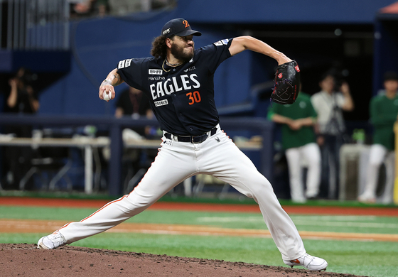 Hanwha Eagles pitcher Cody Ponce pitches during a KBO game against the Kiwoom Heroes at Gocheok Sky Dome in western Seoul on July 4. [NEWS1]