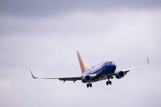 A Southwest Airlines Boeing 737-700 airplane prepares to land at Ronald Reagan Washington National Airport in Arlington, Virginia, on July 10. [AFP/YONHAP]