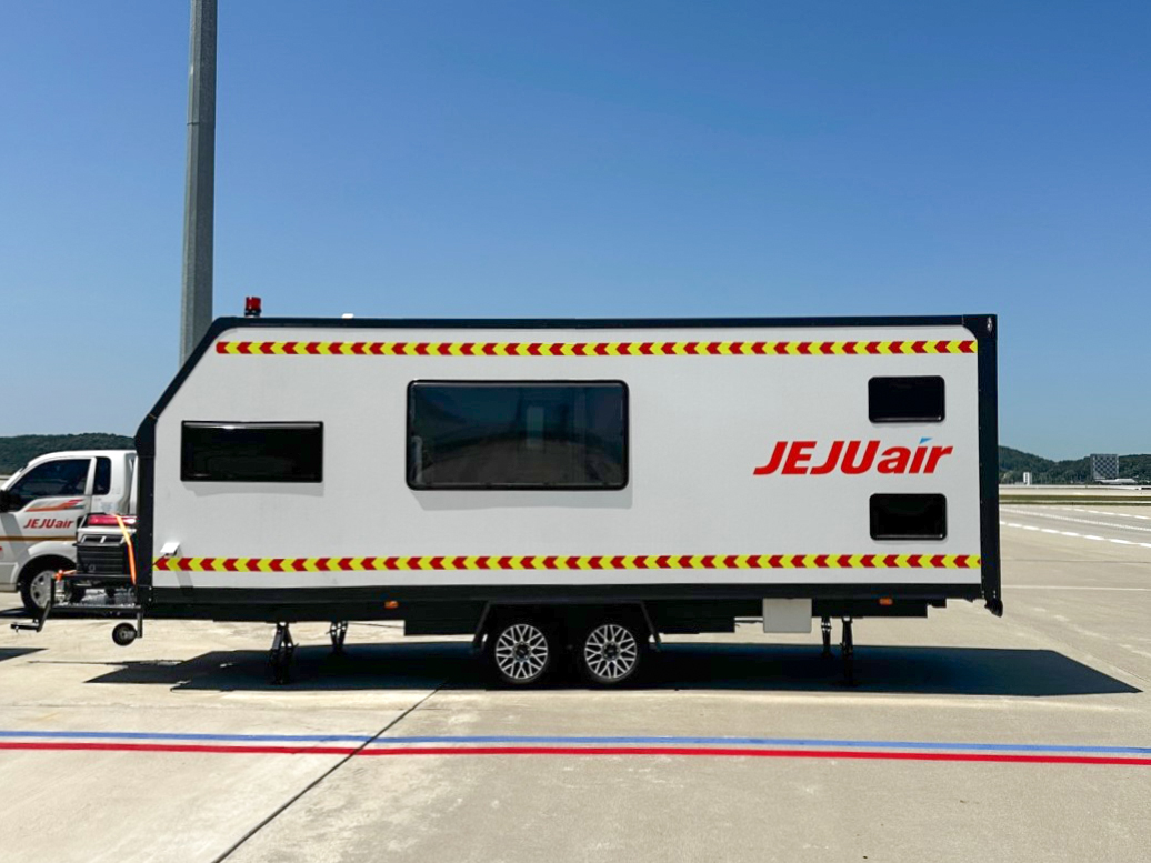 Seen in this photo is Jeju Air’s rest caravan for maintenance staff in Incheon International Airport on July 15. Jeju Air announced on the same day that it has introduced a rest caravan at the parking apron of Incheon International Airport. [YONHAP]