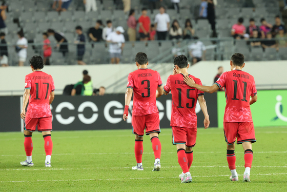 Korean players react after missing out on the title following a 1-0 loss to Japan in the men’s final of the 2025 EAFF E-1 Football Championship at Yongin Mireu Stadium in Gyeonggi, on July 15. [NEWS1]