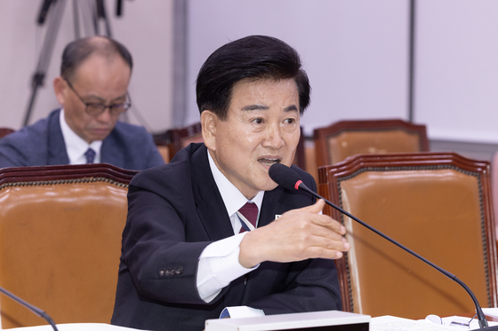 Unification Minister nominee Chung Dong-young answers questions from lawmakers during a confirmation hearing at the National Assembly in western Seoul on July 15. [JUN MIN-KYU]