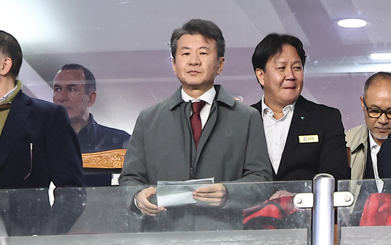 Korea Football Association President Chung Mong-gyu, center, watches a 2026 World Cup qualifier between Korea and Jordan at Suwon World Cup Stadium in Suwon, Gyeonggi on March 25. [NEWS1] 