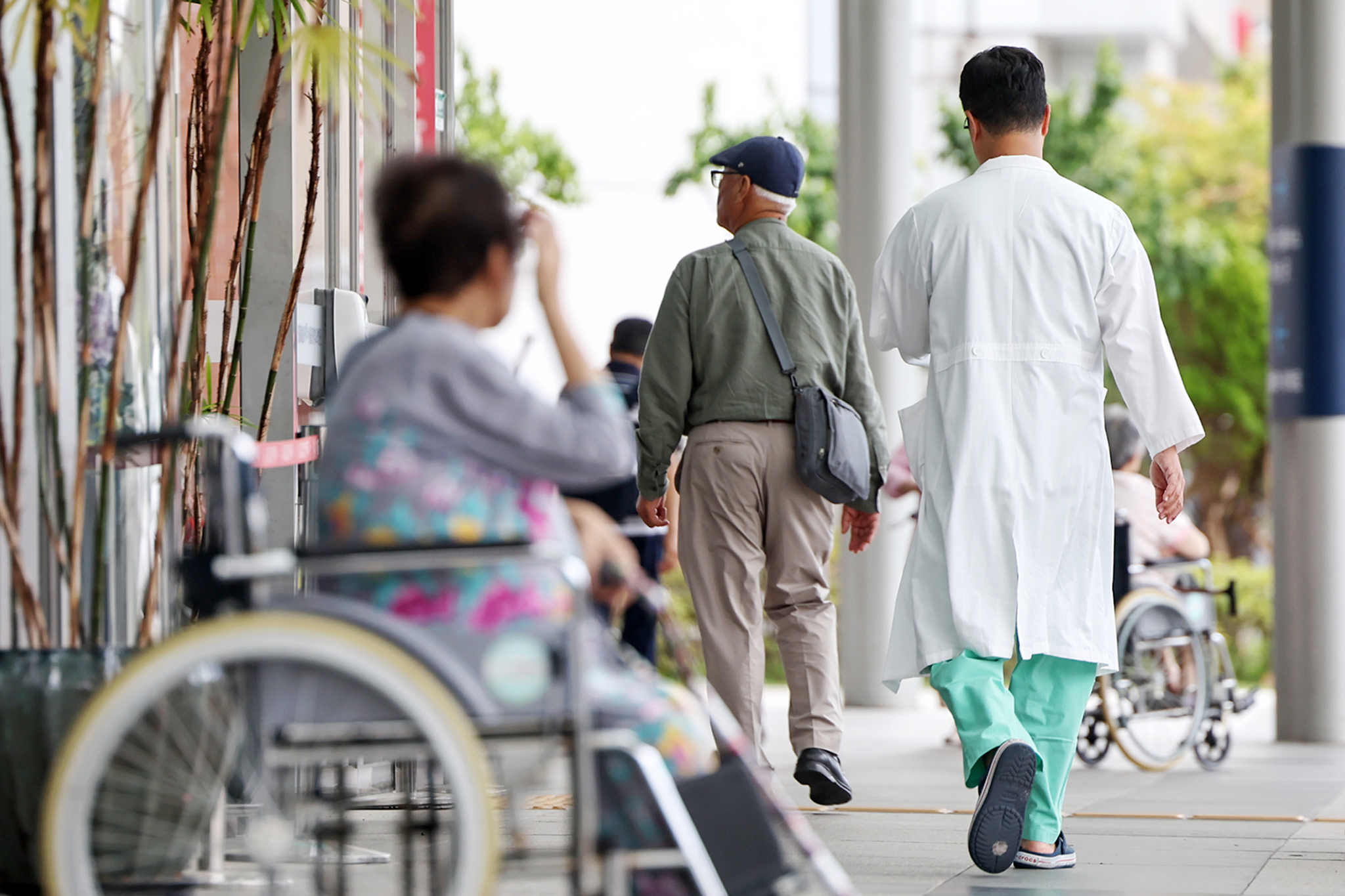 Medical staff are seen at a hospital grounds in Seoul on July 14, the day that representatives of resident doctors met with lawmakers in Yeouido, western Seoul. [NEWS1]