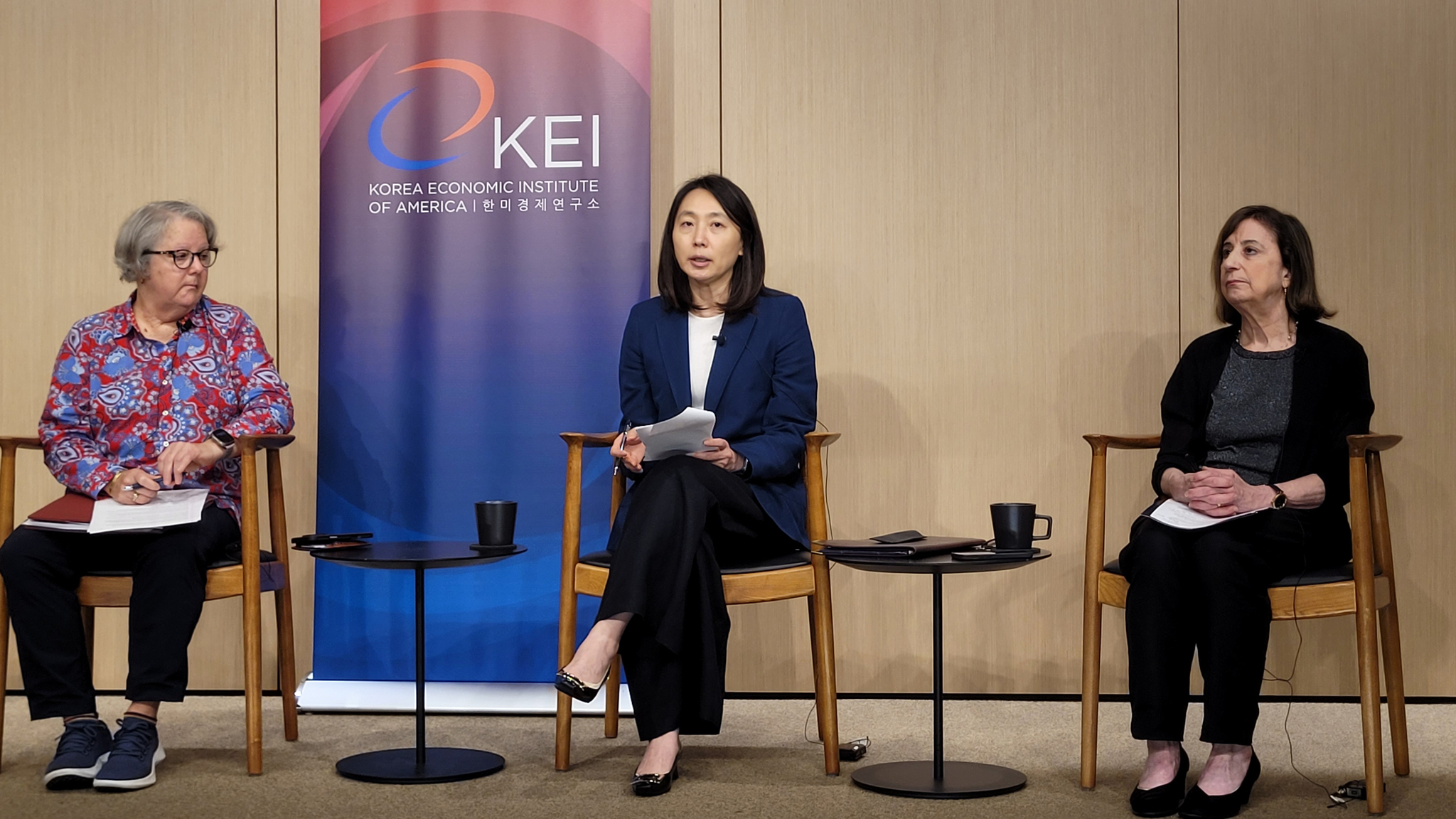 Ahn Se-ryeong, center, economic minister at the Korean Embassy in Washington; Wendy Cutler, right, vice president of the Asia Society Policy Institute; and Tami Overby, senior adviser at Albright Stonebridge Group, attend a forum at the Korea Economic Institute of America in the U.S. capital on July 14. [YONHAP]
