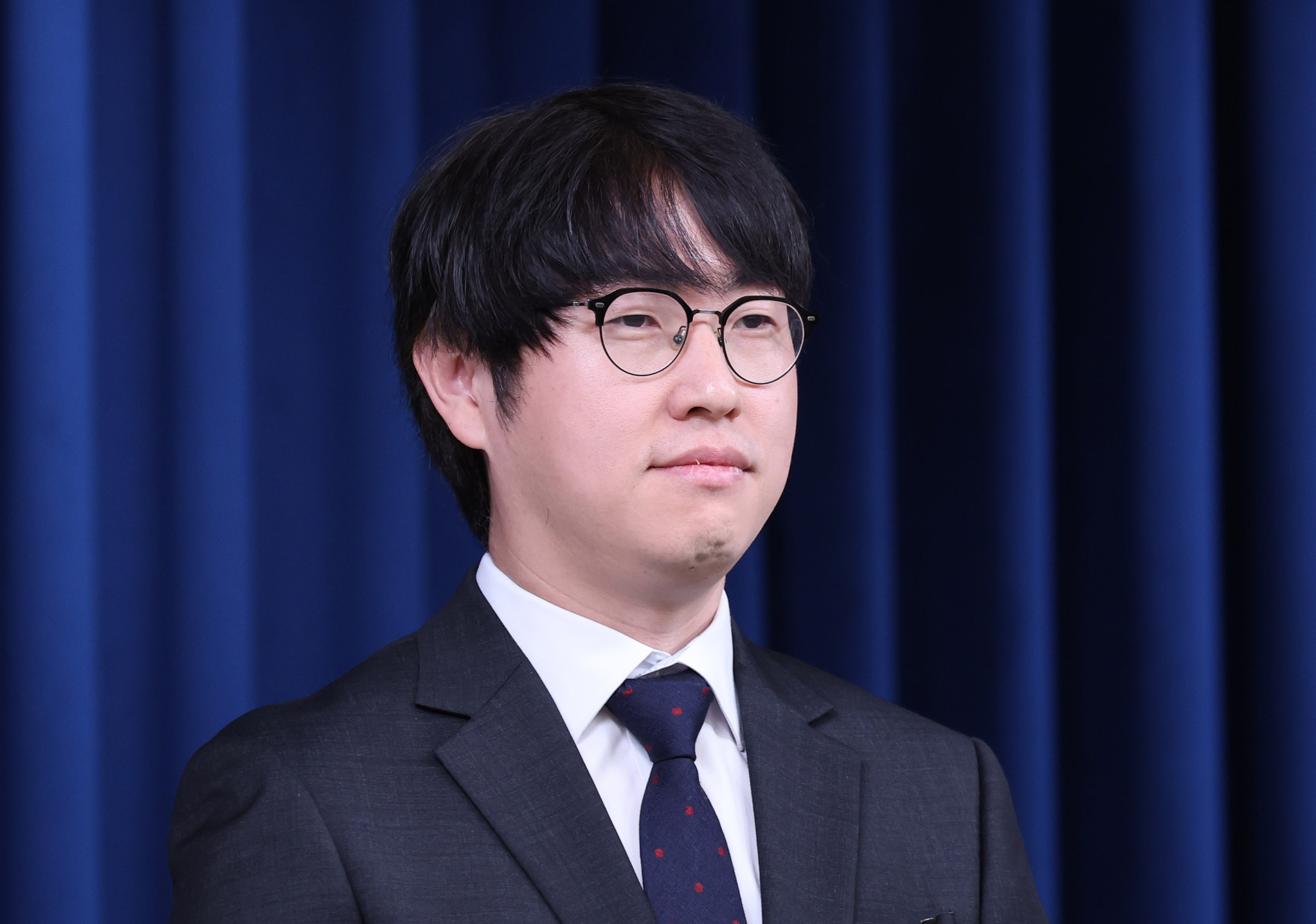Ha Jung-woo, former head of Naver’s AI Innovation Center, greets the press after being appointed as the inaugural Senior Secretary for AI Strategy during a personnel announcement briefing at the presidential office in Yongsan District, Seoul, on June 15. [NEWS1]