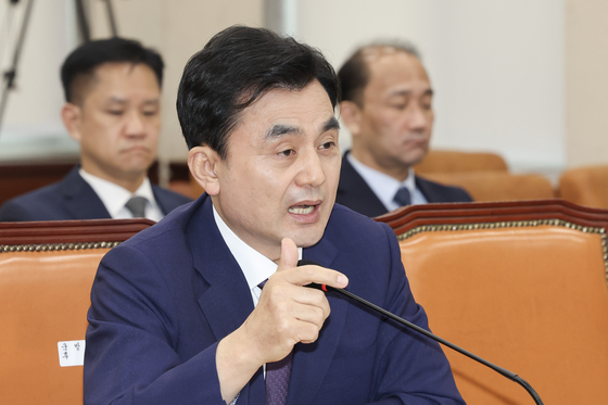 Defense Minister nominee Ahn Gyu-back answers questions from lawmakers during a confirmation hearing at the National Assembly in western Seoul on July 15. [JUN MIN-KYU]