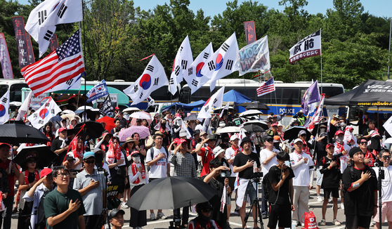 Former President Yoon Suk Yeol's supporters hold a rally in front of the Seoul Detention Center in Uiwang, Gyeonggi on July 12. [YONHAP]
