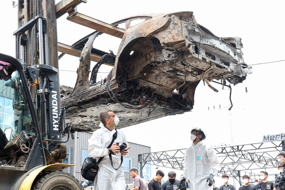 The burnt Mercedes EQE sedan is transferred for investigation in Incheon on Aug. 8, 2024. [YONHAP] 