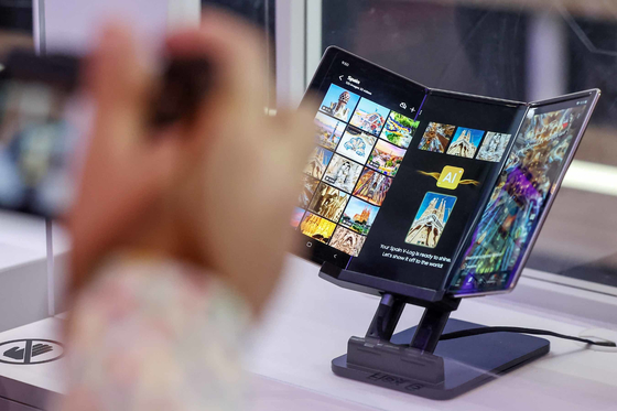 Visitors examine a prototype of Samsung Display’s Flex G at the company’s booth during MWC 2025 at the Fira de Barcelona Gran Via convention center in Barcelona, Spain, on March 5. [NEWS1]