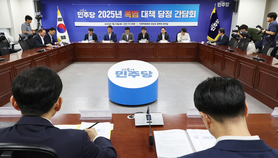 Jin Sung-joon, policy chief of the Democratic Party, speaks during a policy consultation meeting on heat wave countermeasures at the National Assembly in Yeouido, western Seoul on July 15. [YONHAP] 