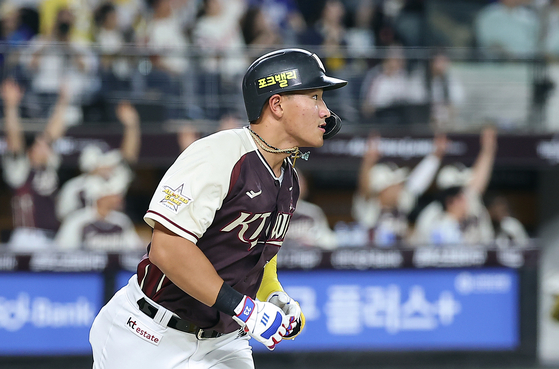 KT Wiz outfielder Ahn Hyun-min heads home after hitting a solo home run during a KBO game against the Hanwha Eagle at Daejeon Hanwha Life Ballpark in Daejeon on July 12. [NEWS1]