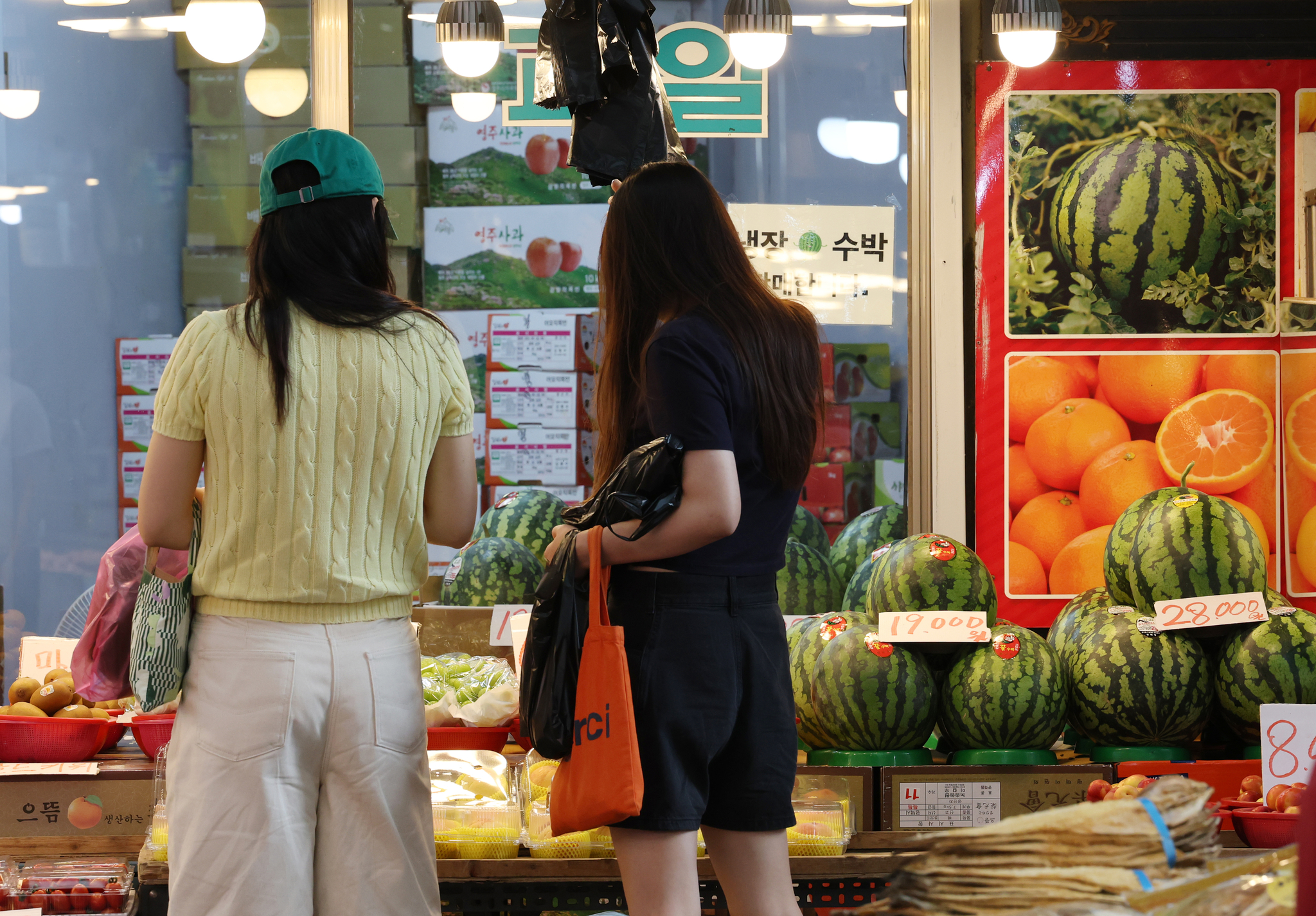 Fruits are displayed at a traditional market in Suwon, Gyeonggi on July 14. [NEWS1]