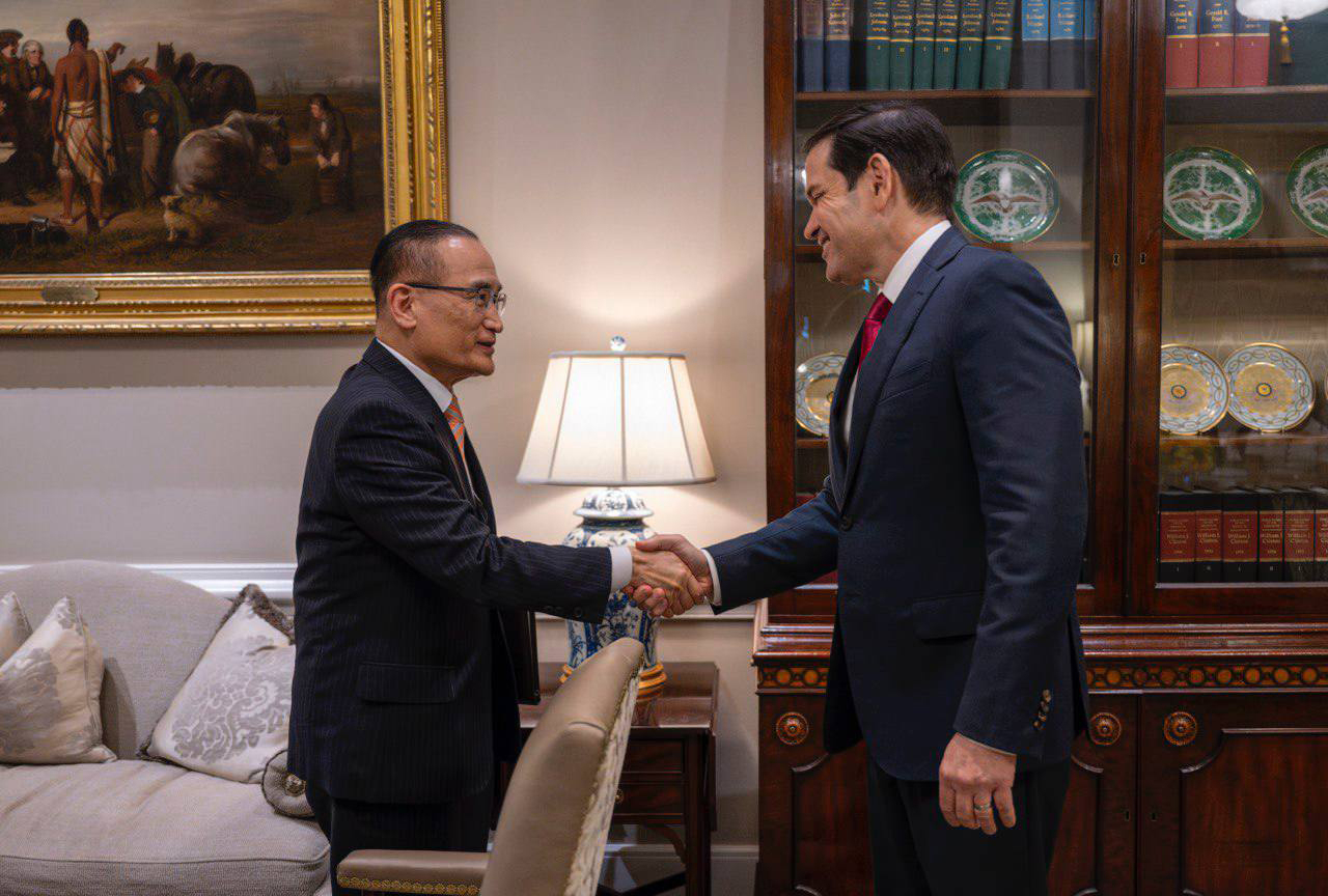 South Korean National Security Adviser Wi Sung-lac, left, shakes hands with U.S. Secretary of State and National Security Advisor Marco Rubio in Washington on July 7. [PRESIDENTIAL OFFICE]