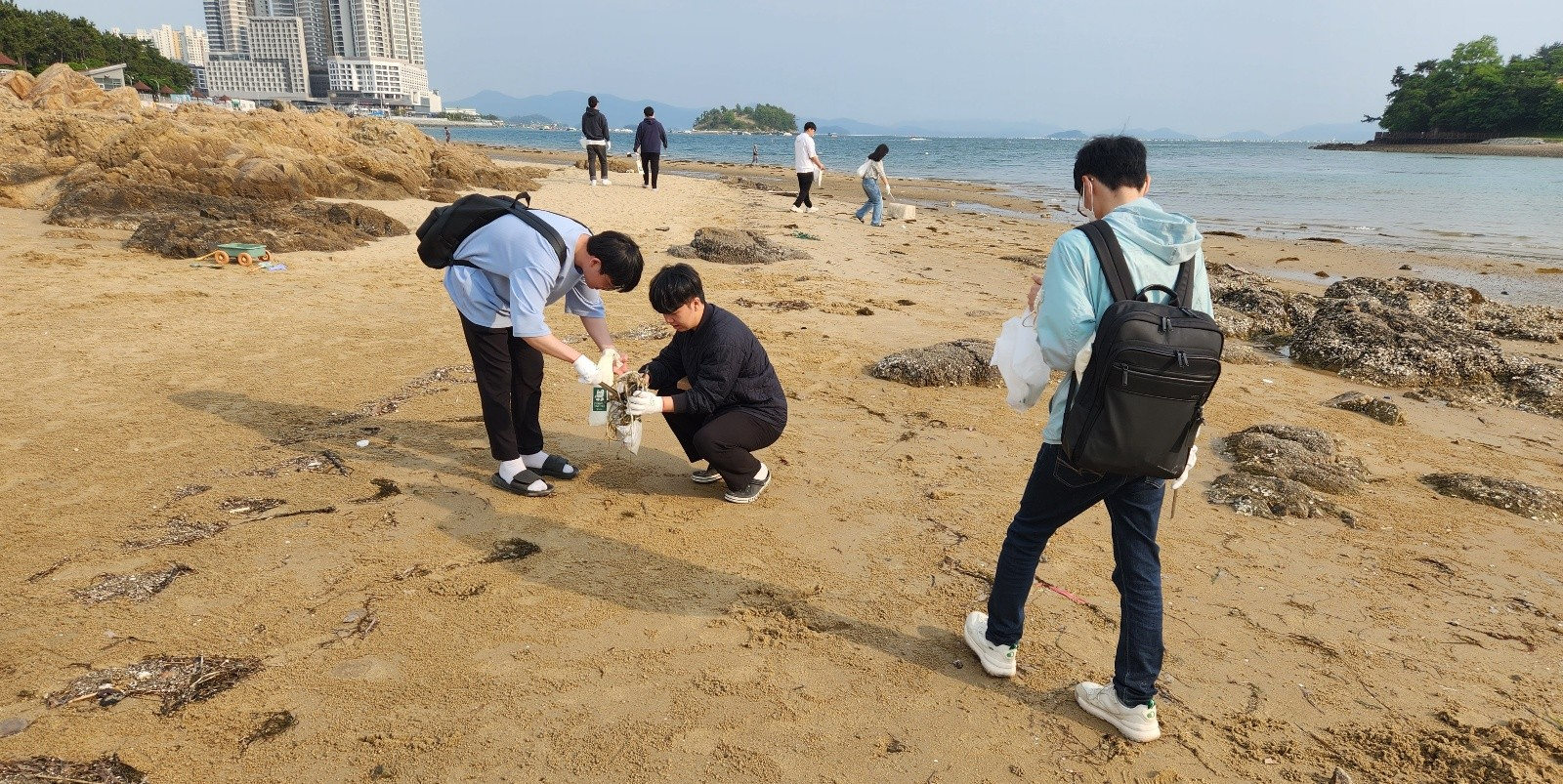 Students pick up trash at a beach as part of Chonnam National University’s learncation program. [CHONNAM NATIONAL UNIVERSITY]