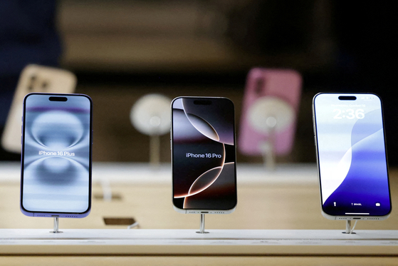 Apple's iPhones are displayed at an Apple Store at Grand Central Terminal in New York City on Oct. 16, 2024 [REUTERS/YONHAP]