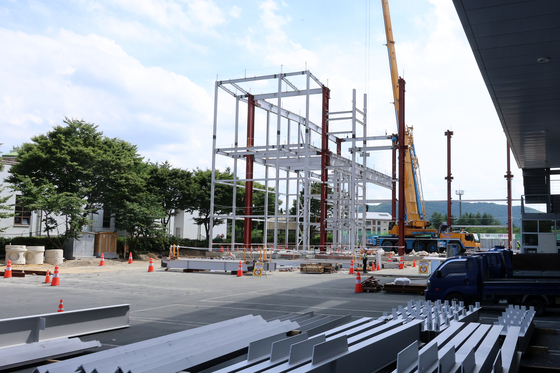 Construction of a media center for the 2025 APEC summit is underway at the Gyeongju Hwabaek International Convention Center in Gyeongju, North Gyeongsang, on July 1. [YONHAP]