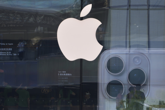 Customers visit an Apple store promoting the iPhone 16 at an outdoor shopping mall in Beijing on May 11. [AP/YONHAP]