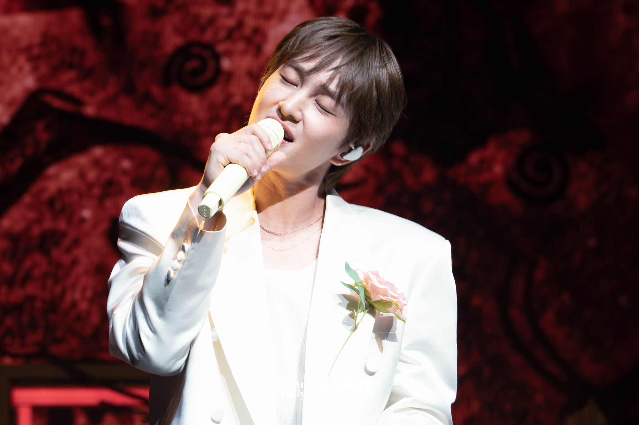 Onew performs lead track, “Animals,” during a showcase for the release of his second full-length album, “Percent,” at Myunghwa Live Hall in western Seoul on July 15. [DANIELA GONZALEZ PEREZ]