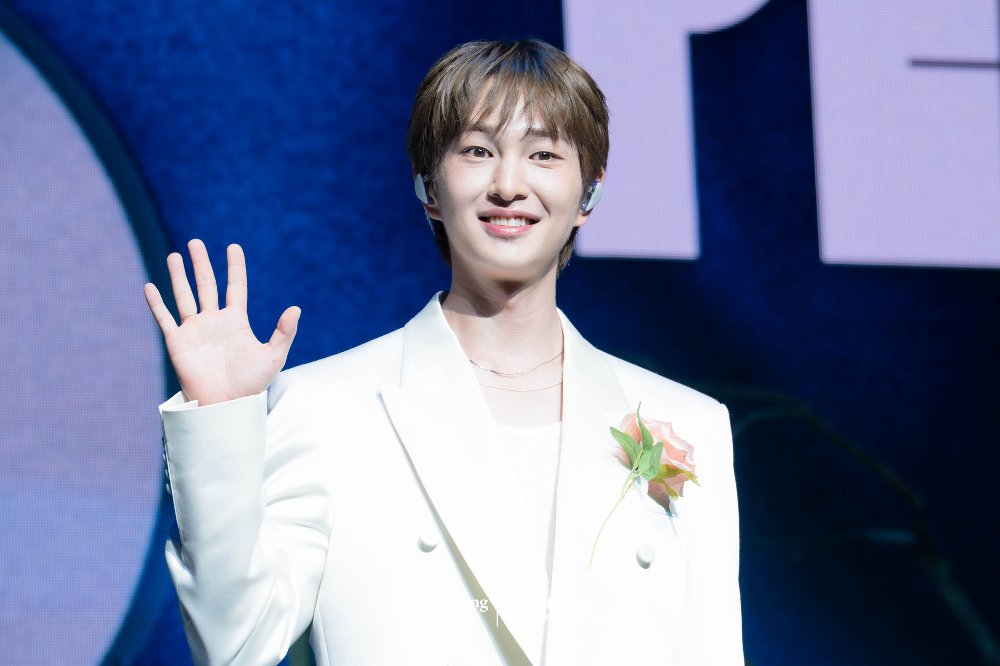Onew poses for photos during a showcase for the release of his second full-length album, “Percent,” at Myunghwa Live Hall in western Seoul on July 15. [DANIELA GONZALEZ PEREZ]