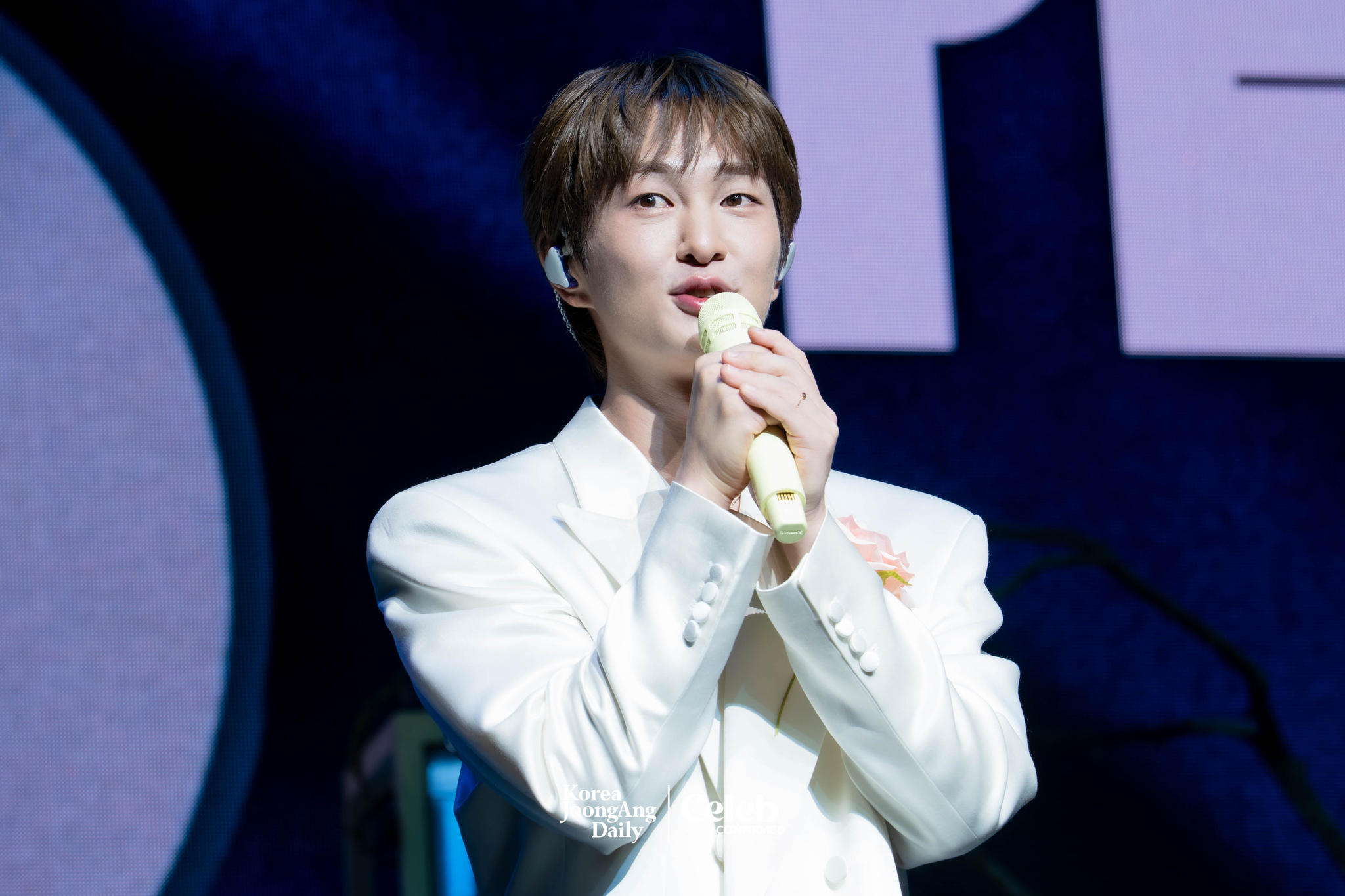 Onew answers questions during a showcase for the release of his second full-length album, “Percent,” at Myunghwa Live Hall in western Seoul on July 15. [DANIELA GONZALEZ PEREZ]