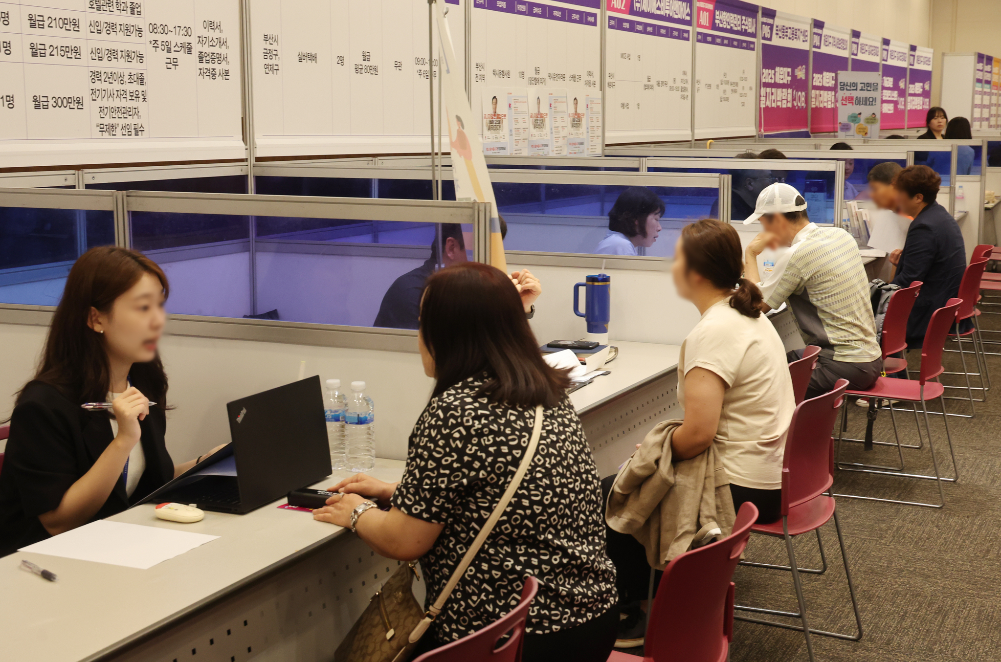 Visitors consult employment experts at a job fair held at Bexco, Busan, on June 16. The Ministry of SMEs and Startups’ regional office in Busan will host its annual Job Fair for International Students on Aug. 19. [YONHAP]