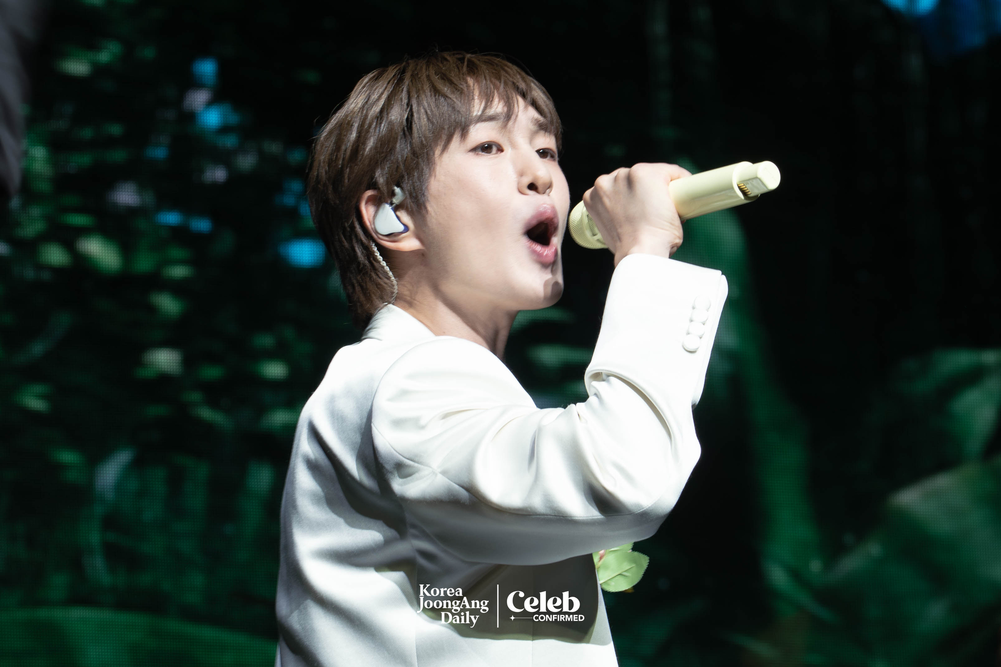 Onew performs lead track, “Animals,” during a showcase for the release of his second full-length album, “Percent,” at Myunghwa Live Hall in western Seoul on July 15. [DANIELA GONZALEZ PEREZ]