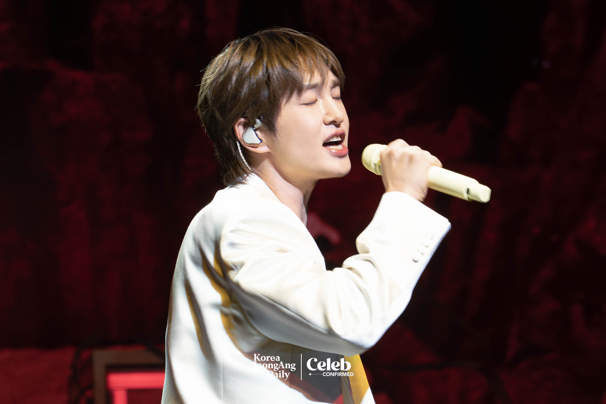 Onew performs lead track, “Animals,” during a showcase for the release of his second full-length album, “Percent,” at Myunghwa Live Hall in western Seoul on July 15. [DANIELA GONZALEZ PEREZ]