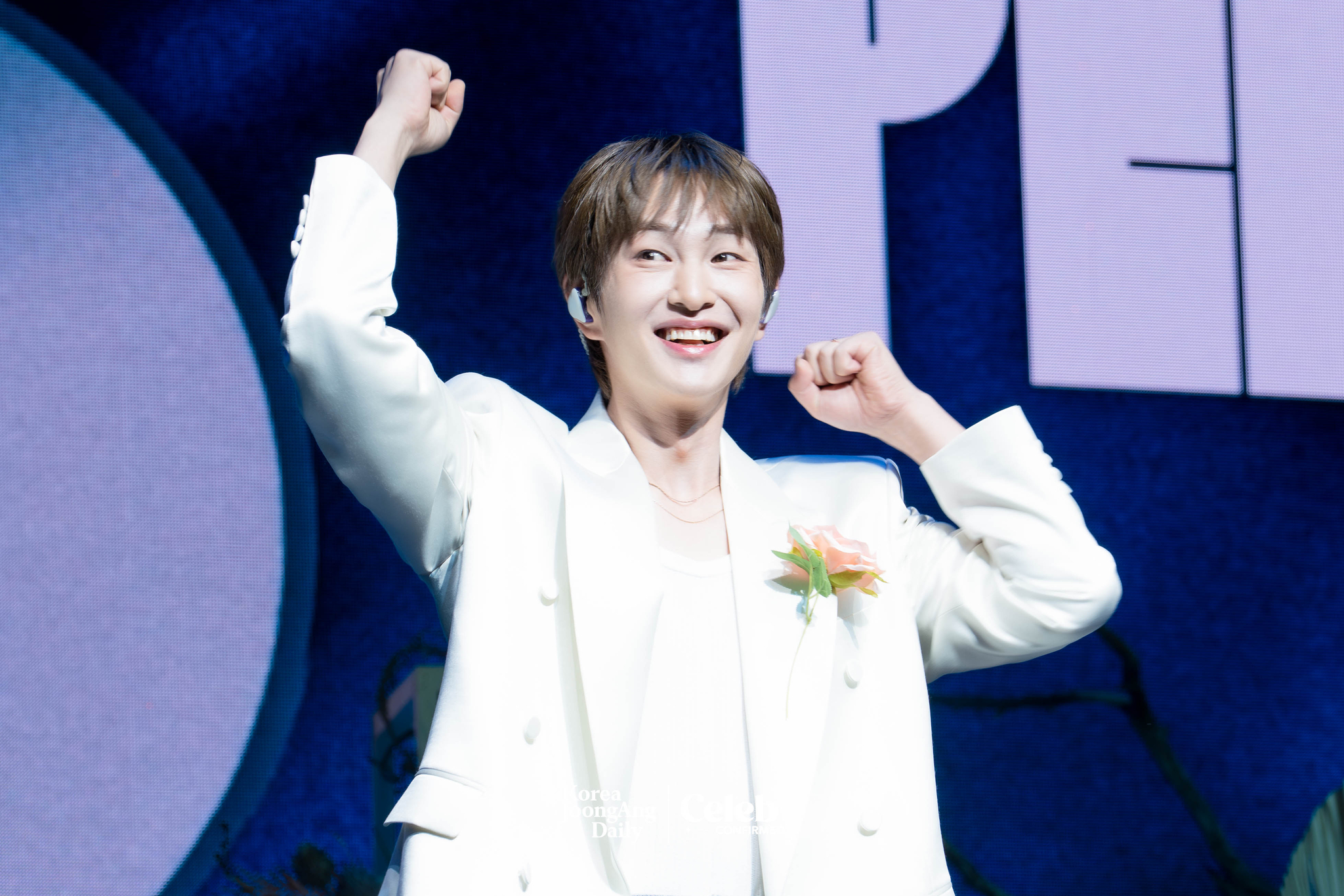 Onew poses for photos during a showcase for the release of his second full-length album, “Percent,” at Myunghwa Live Hall in western Seoul on July 15. [DANIELA GONZALEZ PEREZ]