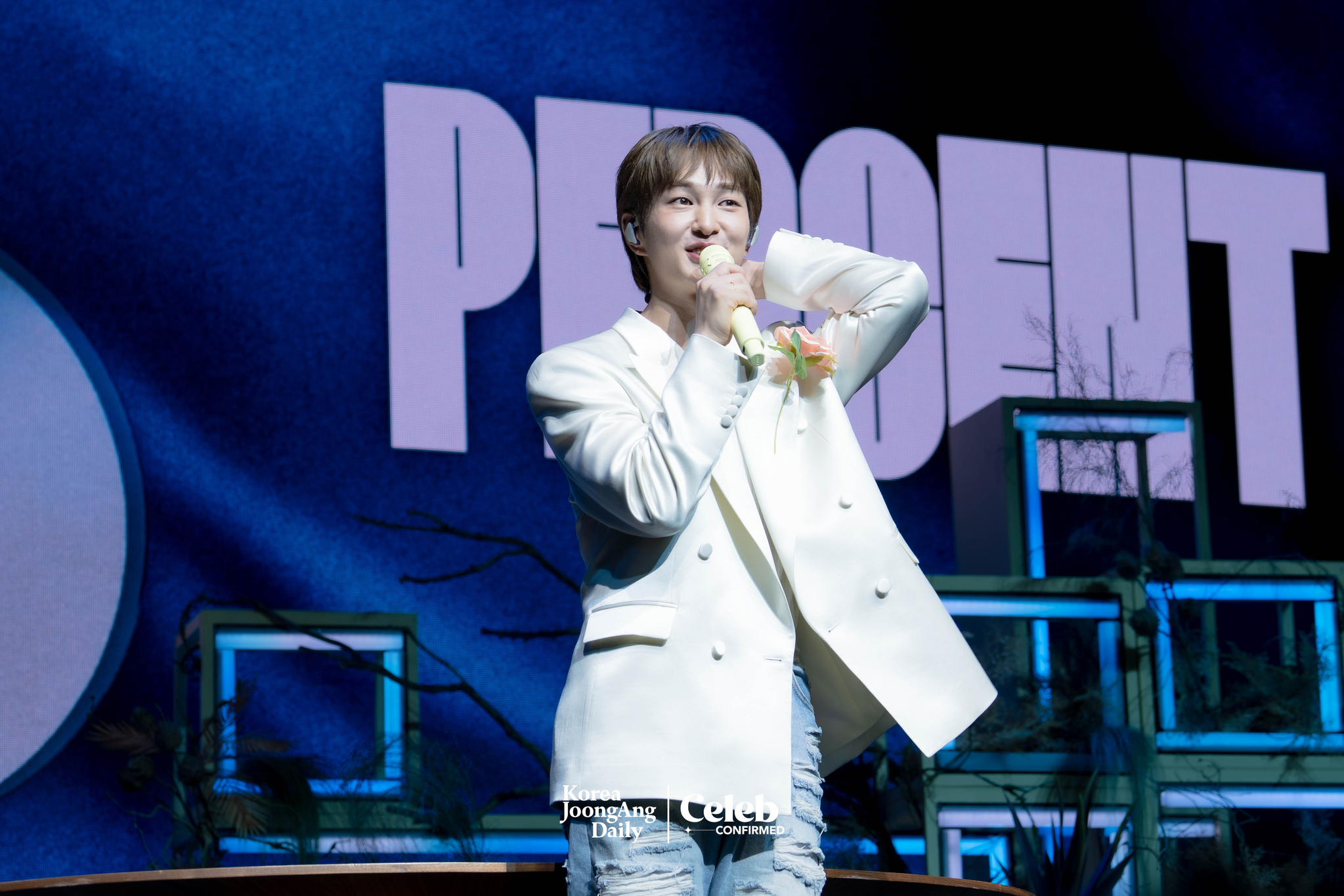 Onew answers questions during a showcase for the release of his second full-length album, “Percent,” at Myunghwa Live Hall in western Seoul on July 15. [DANIELA GONZALEZ PEREZ]