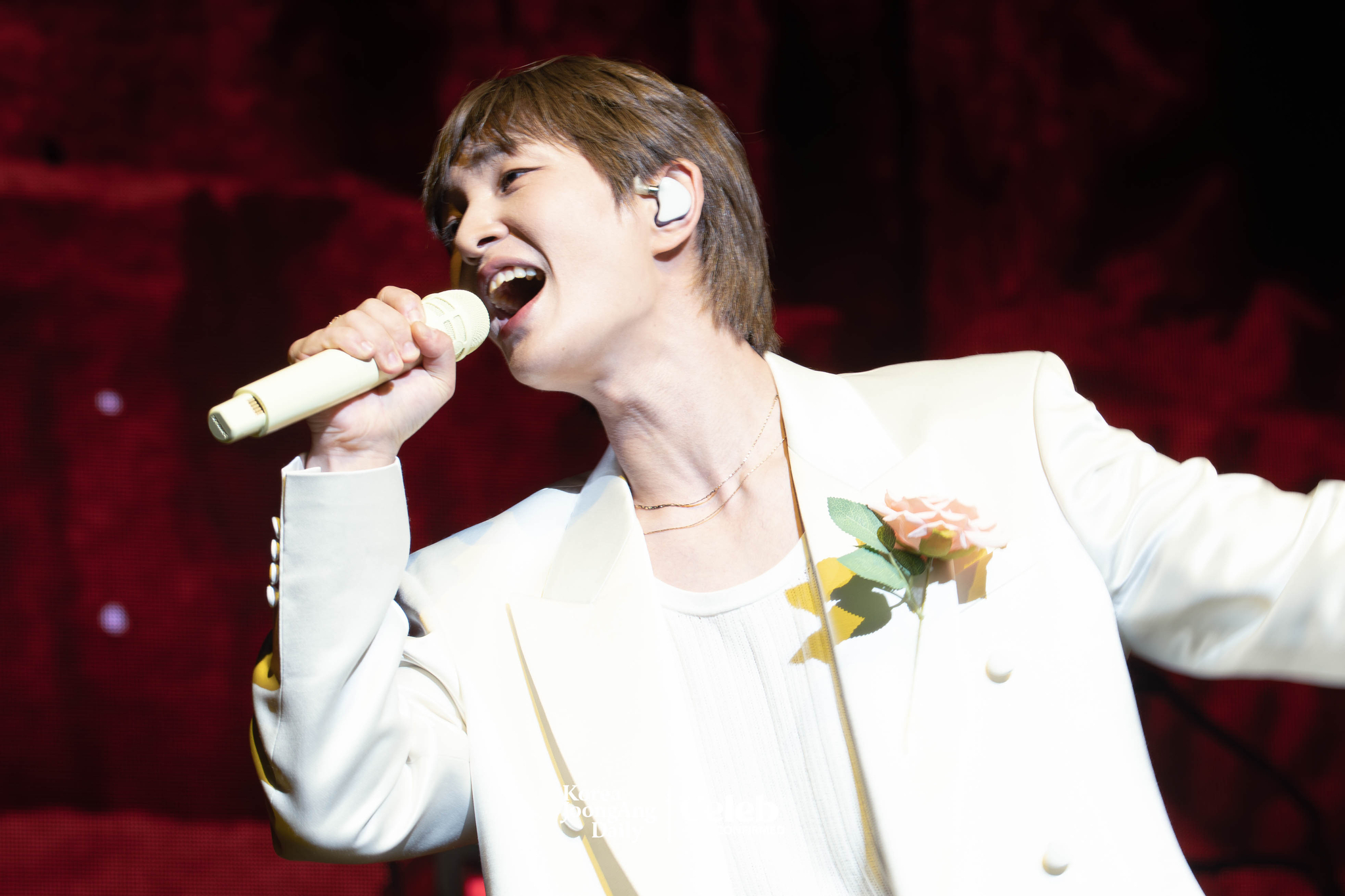 Onew performs lead track, “Animals,” during a showcase for the release of his second full-length album, “Percent,” at Myunghwa Live Hall in western Seoul on July 15. [DANIELA GONZALEZ PEREZ]