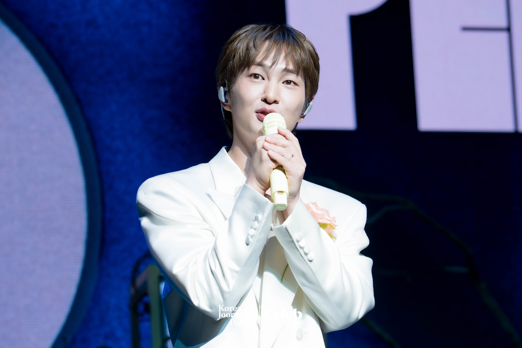 Onew answers questions during a showcase for the release of his second full-length album, “Percent,” at Myunghwa Live Hall in western Seoul on July 15. [DANIELA GONZALEZ PEREZ]
