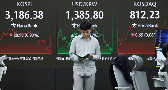 A screen in Hana Bank's trading room in central Seoul shows the Kospi closing at 3,186.38 points on July 16, down 28.90 points, or 0.9 percent, from the previous trading session. [NEWS1]