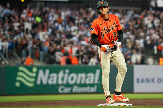 San Francisco Giants center fielder Lee Jung-hoo celebrates after hitting a two-run triple against the Los Angeles Dodgers during the fourth inning at Oracle Park in San Francisco on July 11. [REUTERS/YONHAP]