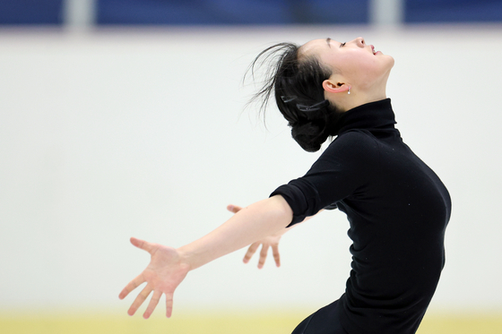 Figure skater Kim Chae-yeon trains during an open session at the indoor rink of the Taereung National Training Center in northern Seoul’s Nowon District on March 11. [YONHAP]