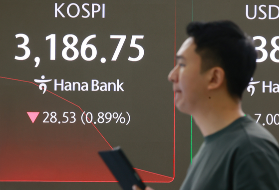 A screen in Hana Bank's trading room in central Seoul shows the Kospi trading in the morning hours on July 16. [YONHAP] 