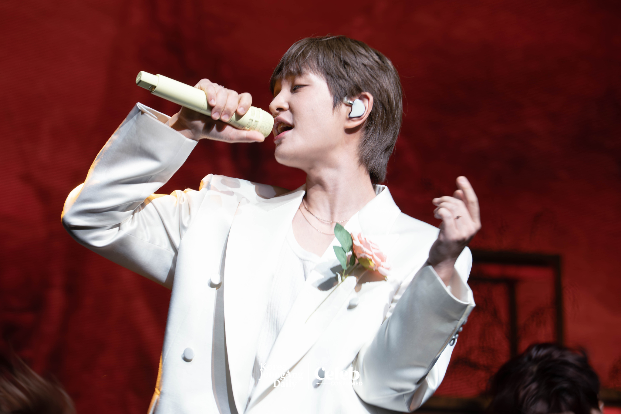 Onew performs lead track, “Animals,” during a showcase for the release of his second full-length album, “Percent,” at Myunghwa Live Hall in western Seoul on July 15. [DANIELA GONZALEZ PEREZ]