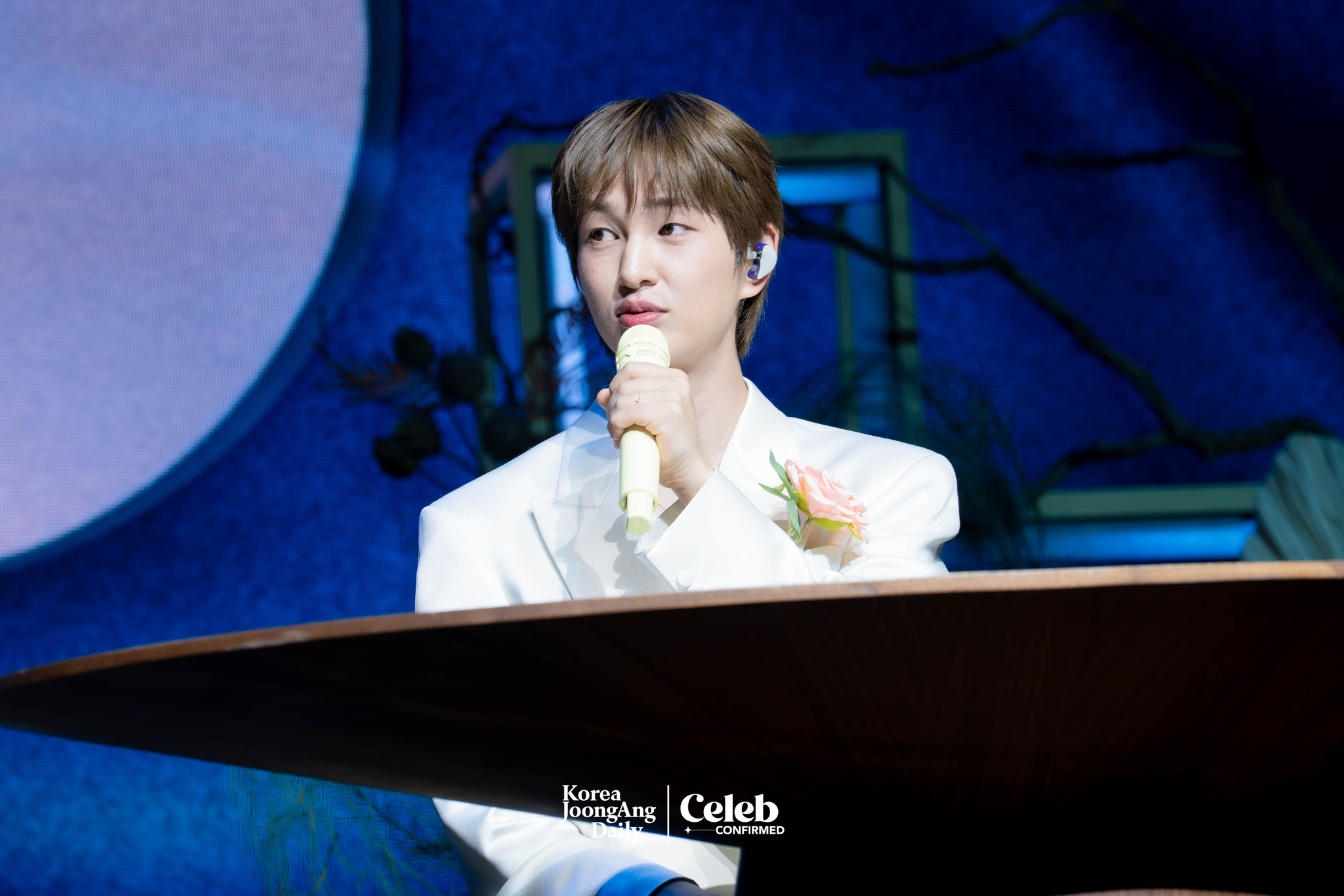 Onew answers questions during a showcase for the release of his second full-length album, “Percent,” at Myunghwa Live Hall in western Seoul on July 15. [DANIELA GONZALEZ PEREZ]