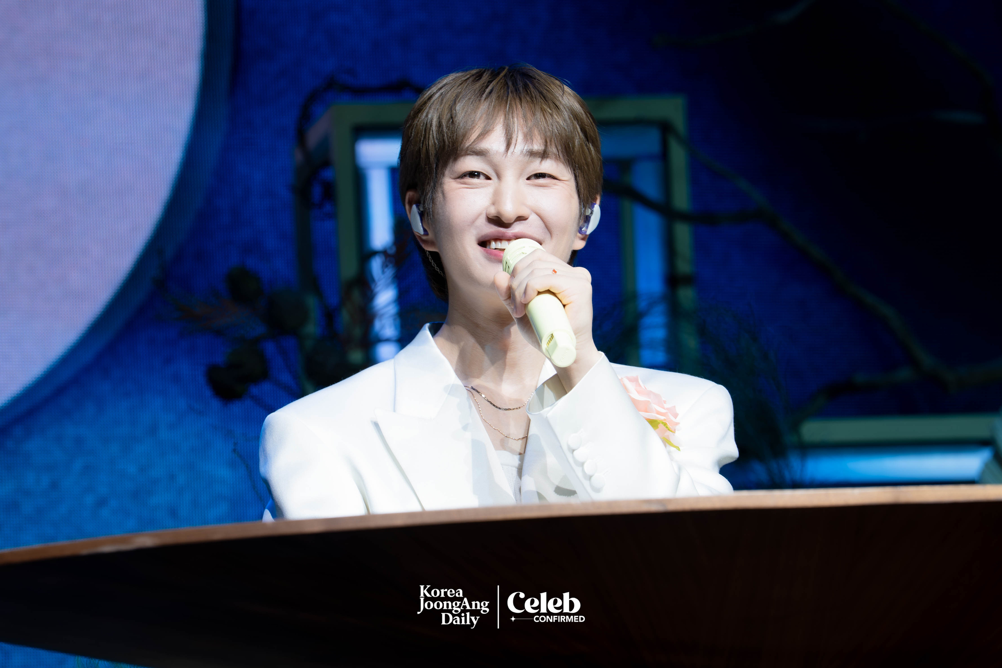 Onew answers questions during a showcase for the release of his second full-length album, “Percent,” at Myunghwa Live Hall in western Seoul on July 15. [DANIELA GONZALEZ PEREZ]