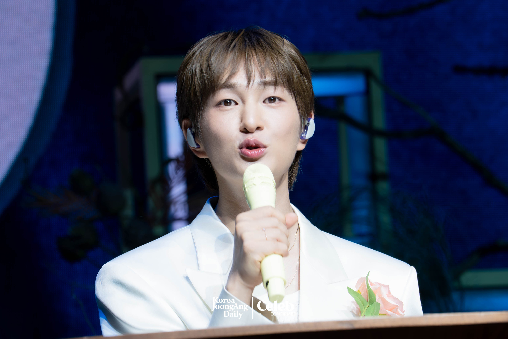Onew answers questions during a showcase for the release of his second full-length album, “Percent,” at Myunghwa Live Hall in western Seoul on July 15. [DANIELA GONZALEZ PEREZ]