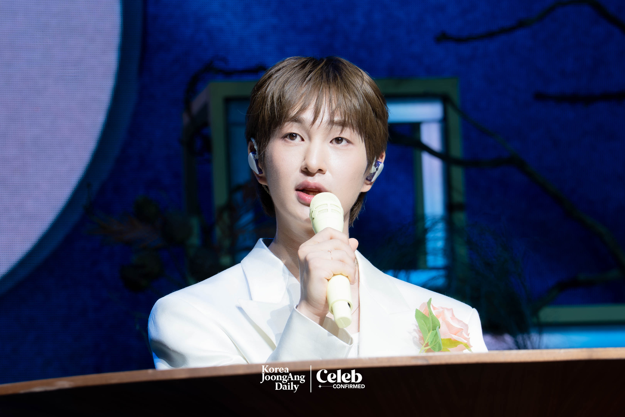 Onew answers questions during a showcase for the release of his second full-length album, “Percent,” at Myunghwa Live Hall in western Seoul on July 15. [DANIELA GONZALEZ PEREZ]