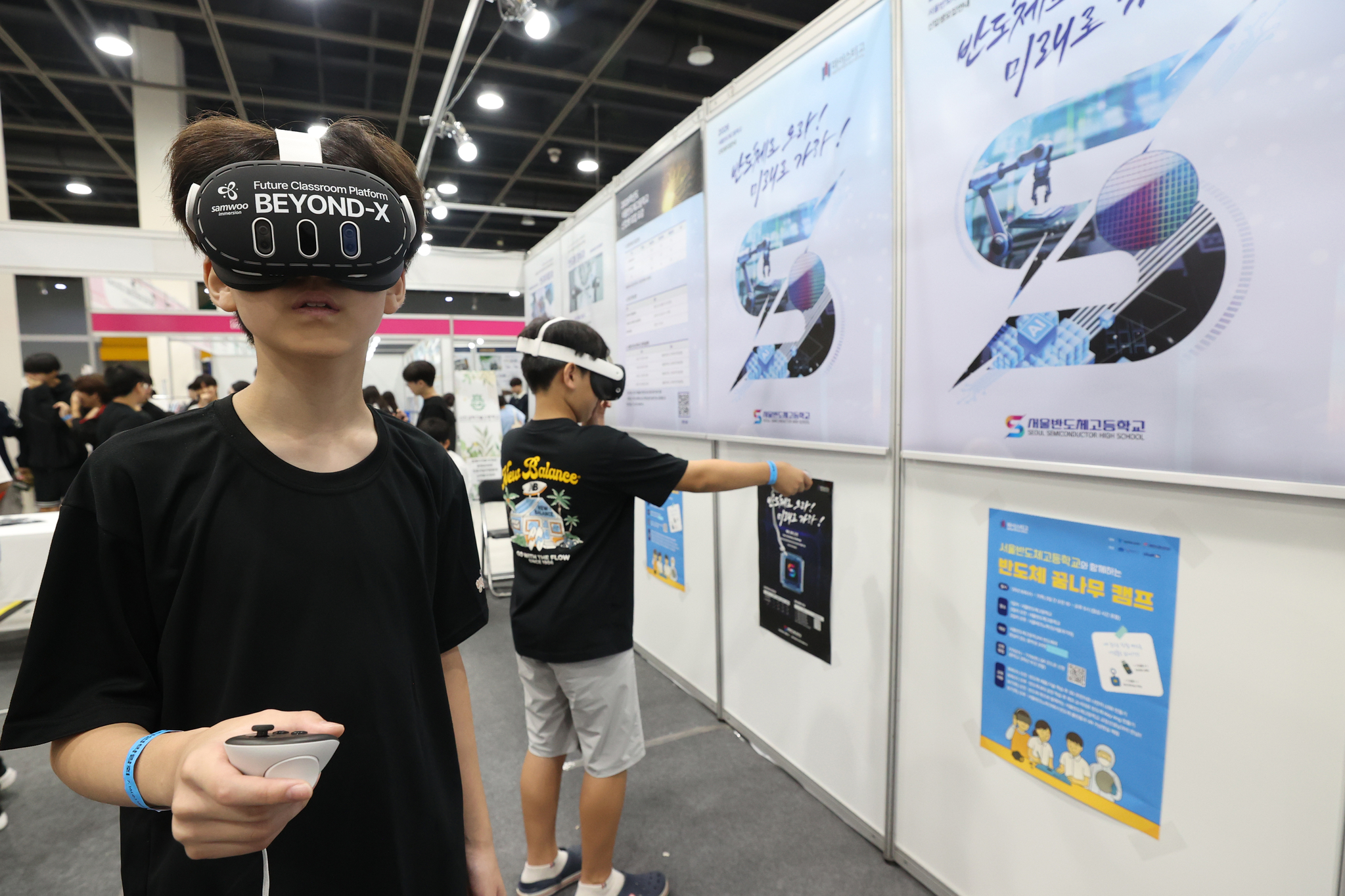 Children explore careers in the semiconductor industry on the opening day of the 2025 Seoul Career Fair at the aT Center in Seocho District, southern Seoul, on July 16. The fair runs through July 19. [YONHAP]