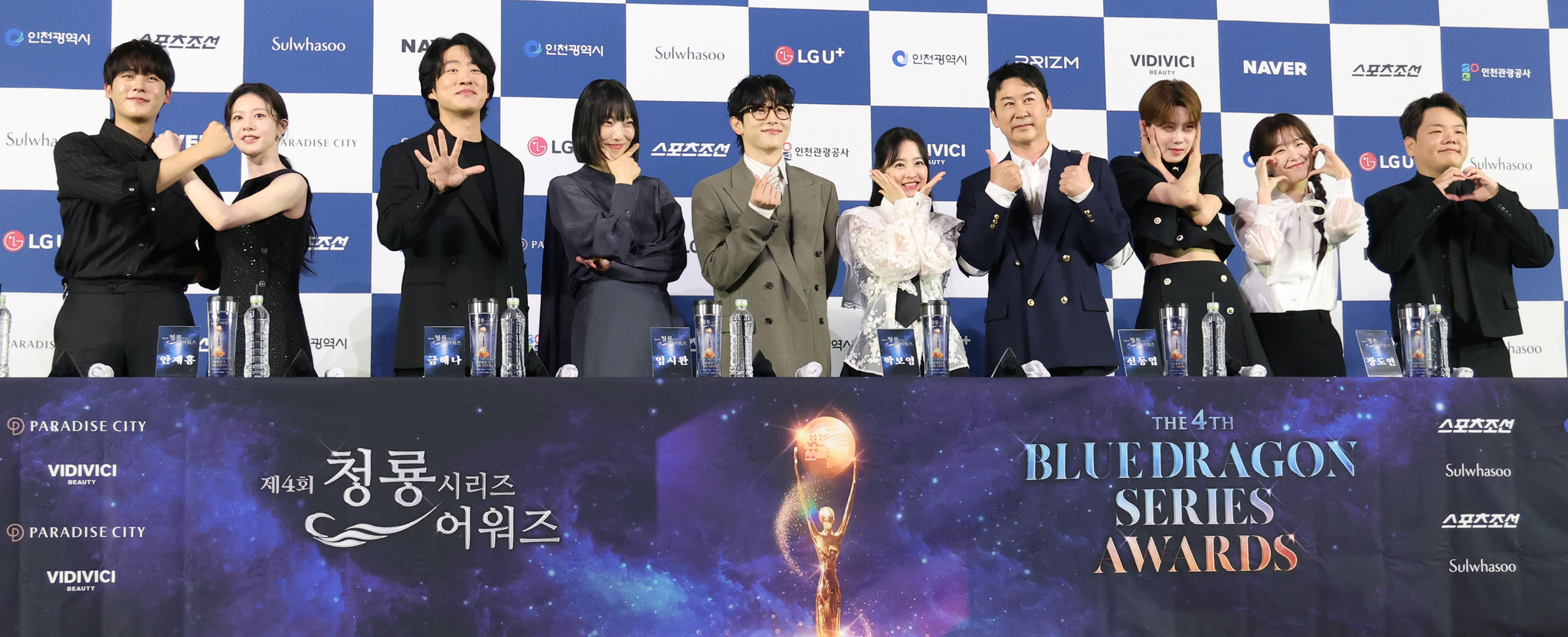 Presenters of the 4th Blue Dragon Series Awards pose for a photo during a promotional event for the awards at CGV Yeouido in western Seoul on June 25. From left, actors Lee Jung-ha, Go Youn-jung, Ahn Jae-hong, Geum Han-nah, Yim Si-wan and Park Bo-young, comedians Shin Dong-yup and Jang Do-yeon, actor Yoon Gai and YouTuber Kwaktube. [NEWS1]