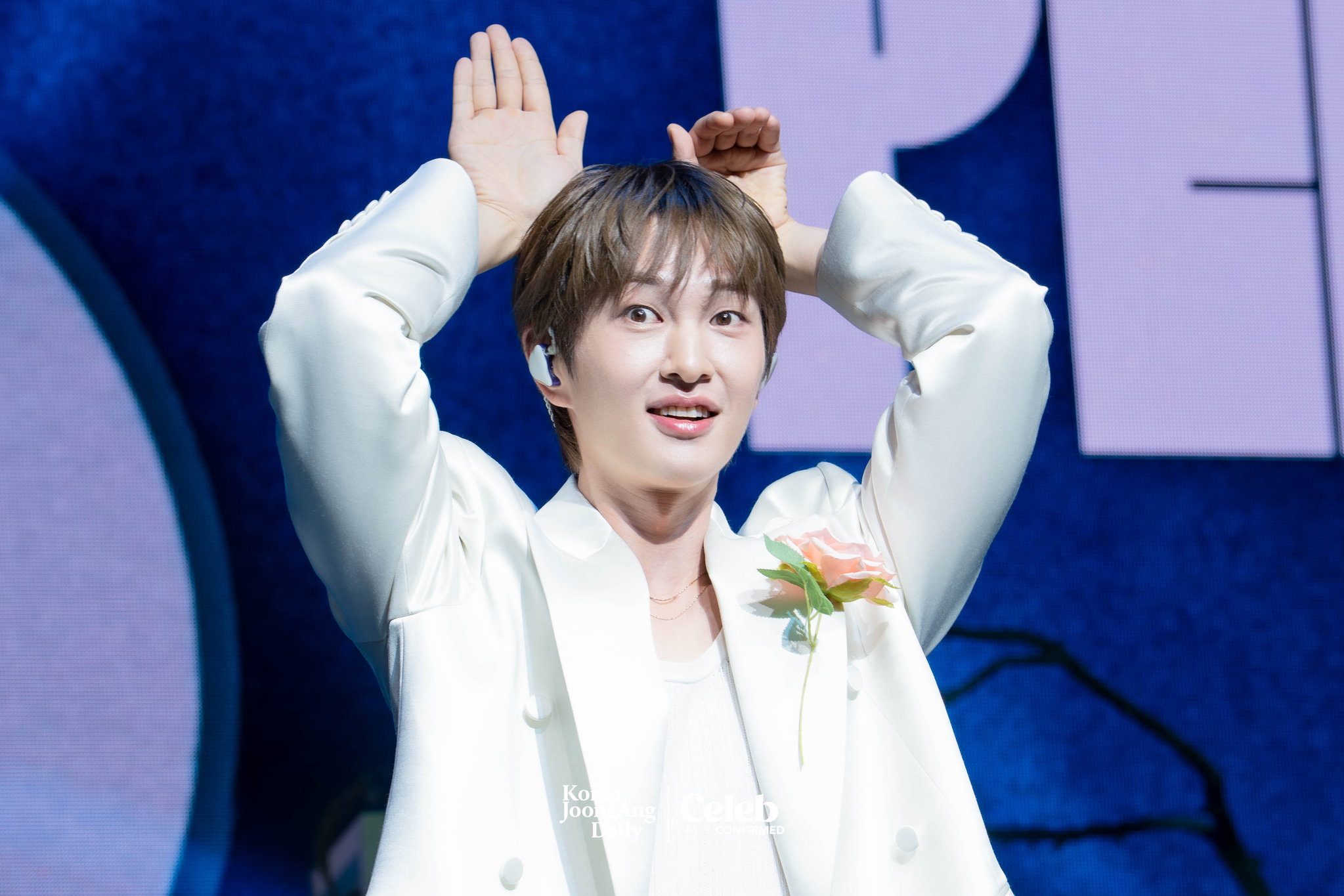 Onew poses for photos during a showcase for the release of his second full-length album, “Percent,” at Myunghwa Live Hall in western Seoul on July 15. [DANIELA GONZALEZ PEREZ]