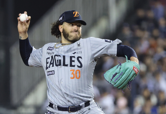 Hanwha Eagles pitcher Cody Ponce pitches during a KBO game against the Doosan Bears at Jamsil Baseball Stadium in southern Seoul on April 9. [NEWS1] 