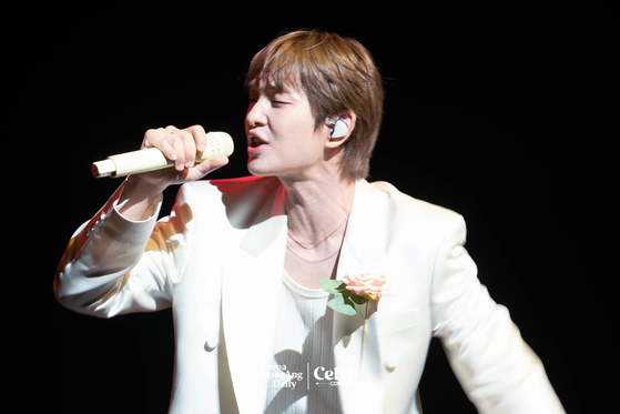 Onew performs lead track, “Animals,” during a showcase for the release of his second full-length album, “Percent,” at Myunghwa Live Hall in western Seoul on July 15. [DANIELA GONZALEZ PEREZ]