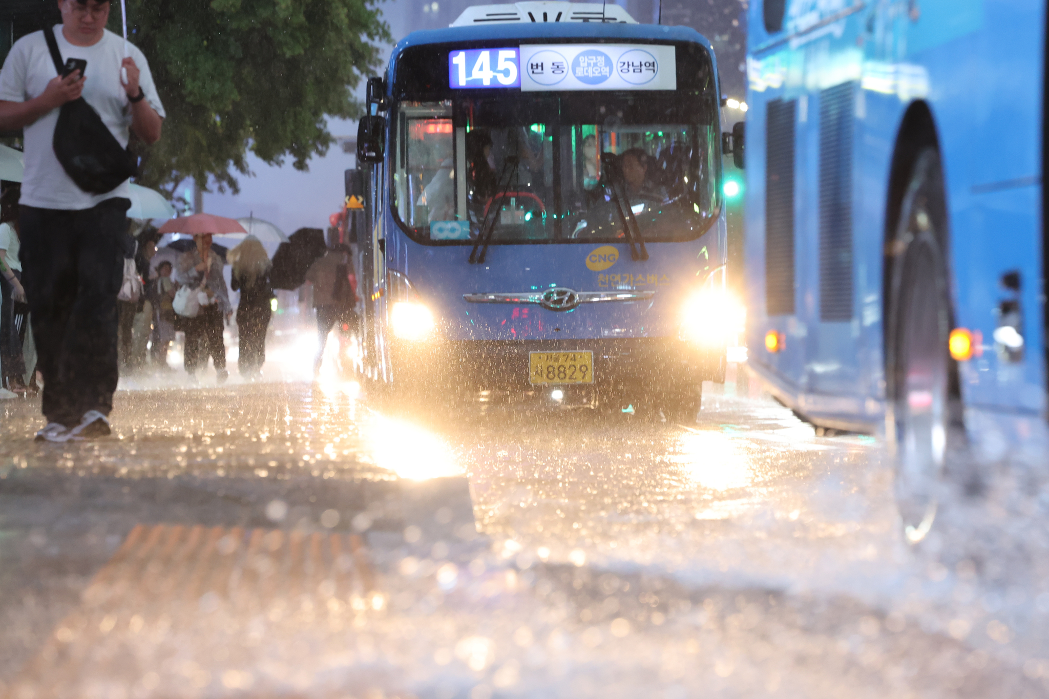Buses run in rainy Gangnam, southern Seoul, on July 16. [YONHAP]