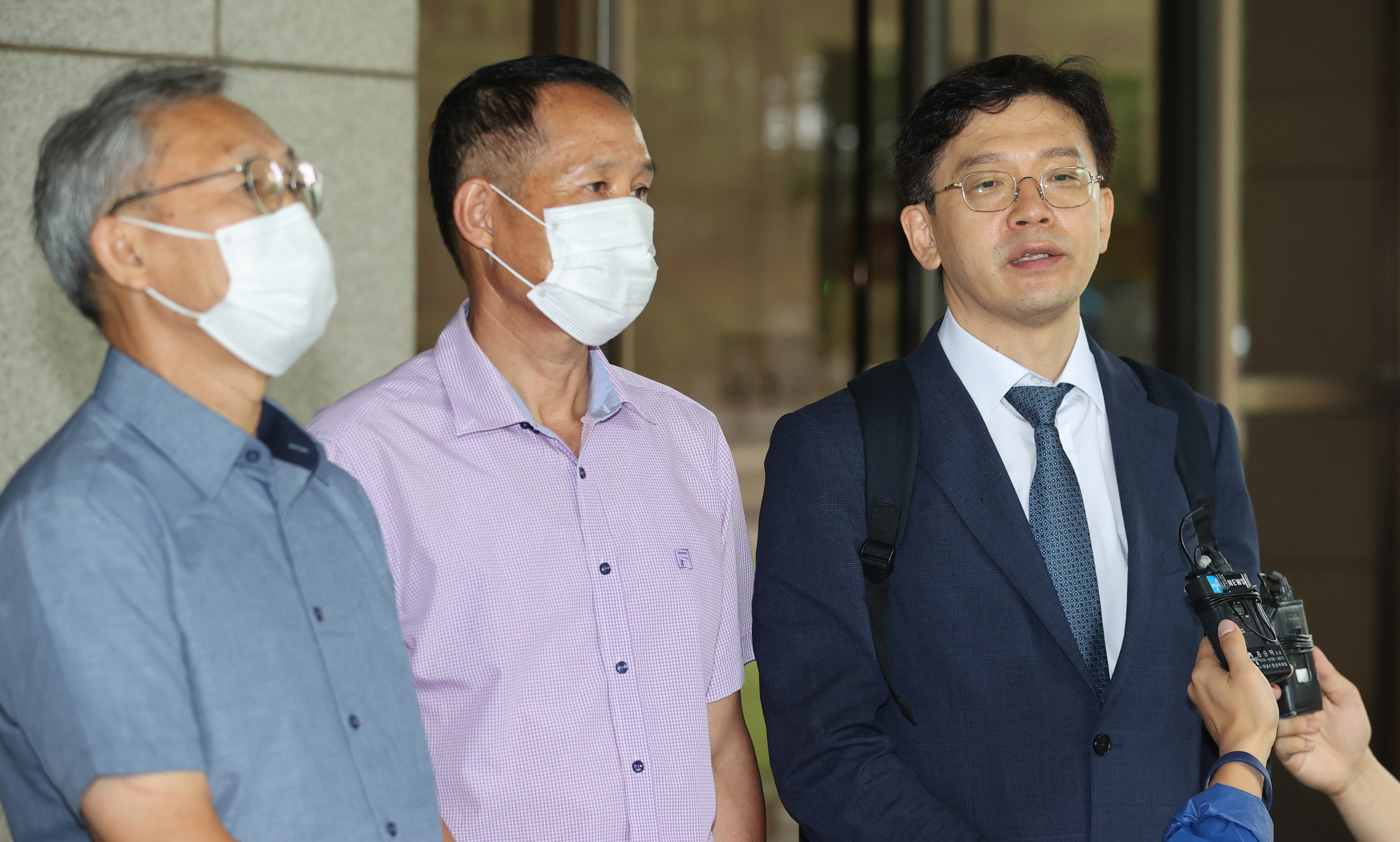 On the morning of July 29, 2020, Hyun Geun-taek, representing the plaintiffs in a suit against the Yongin mayor and others over the city’s light rail project, speaks to reporters in front of the Supreme Court in Seocho District, southern Seoul, after the final appeals hearing. The Supreme Court overturned the court’s decision and remanded the case to the Seoul High Court. [YONHAP]